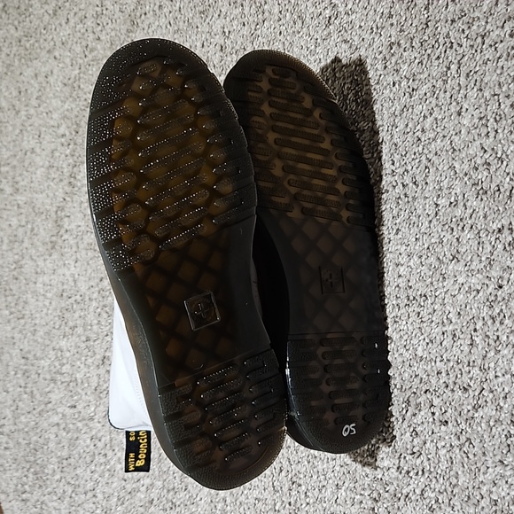 1460 Women's Patent Leather Lace-up Boots - Picture 7 of 8